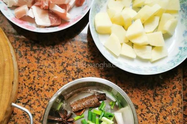 土豆焖红烧肉的做法图解1