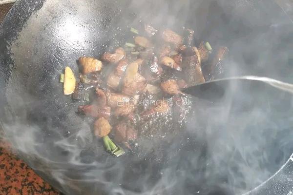 土豆焖红烧肉的做法图解4