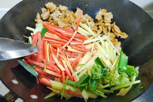 胡萝卜仔姜炒肉的做法图解6
