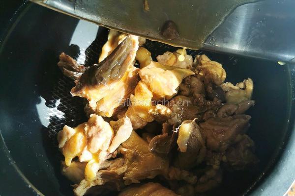红枣莲子炖鸡汤的做法图解2