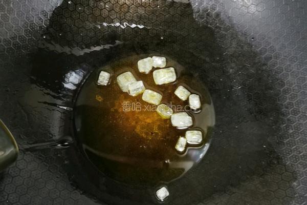 红烧肉炖鹌鹑蛋的做法图解3