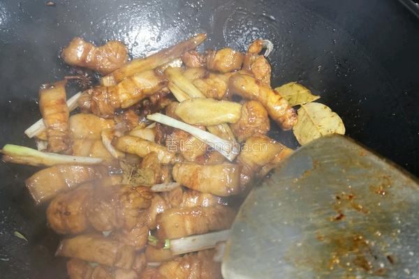 红烧肉炖鹌鹑蛋的做法图解6