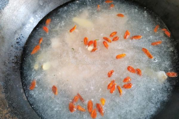 枸杞叶瘦肉汤的做法图解5