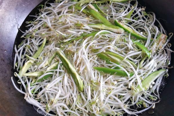 凉拌绿豆芽的做法图解2