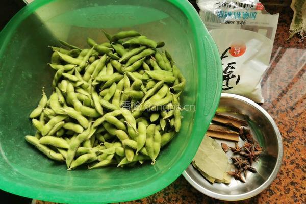 盐水毛豆的做法图解1