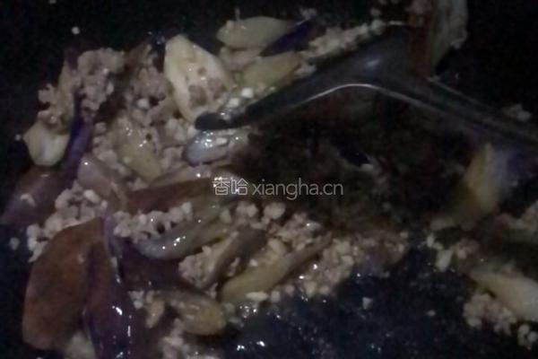 蒜香肉沫茄子的做法图解3