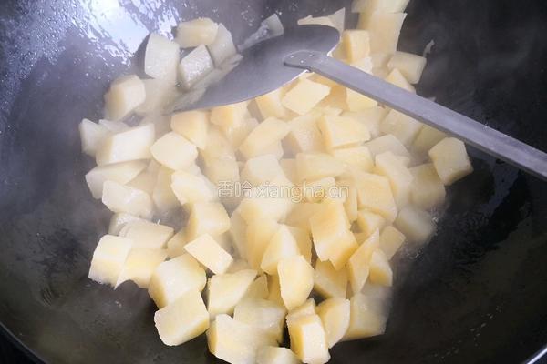 孜然土豆火腿肠的做法图解3