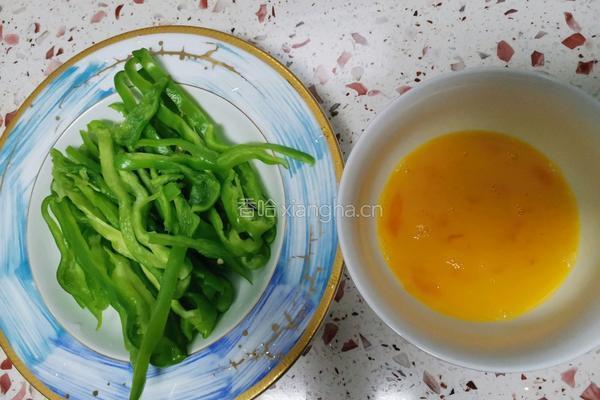 青椒炒蛋的做法图解1