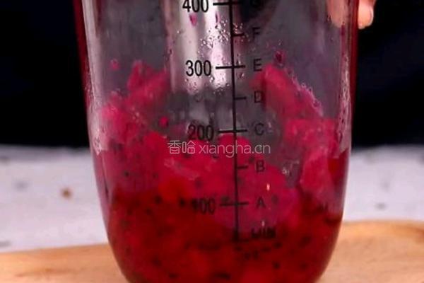 自制饮品｜火龙果养乐多的做法图解1