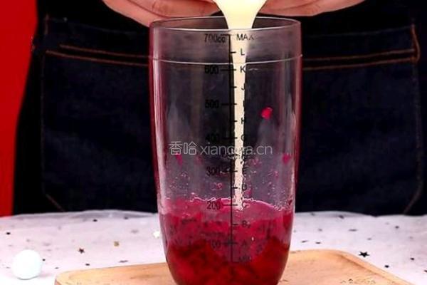 自制饮品｜火龙果养乐多的做法图解2