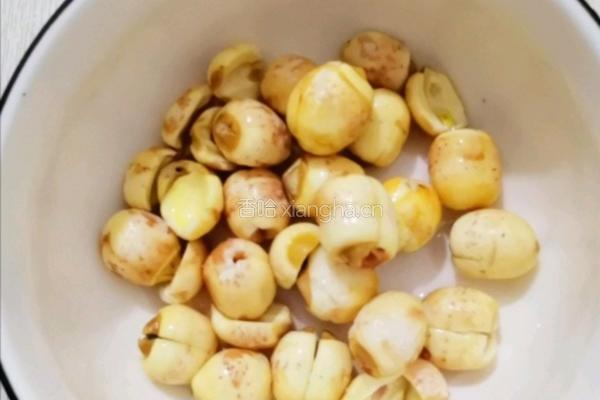 银耳莲子羹的做法图解3
