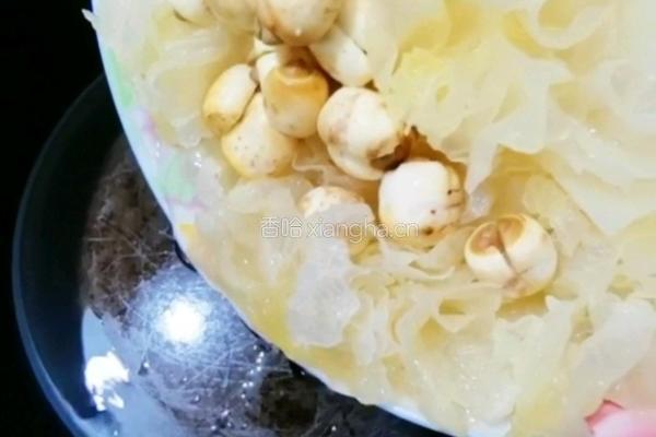 银耳莲子羹的做法图解4