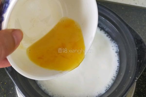 牛奶炖桃胶的做法图解3