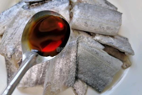 茄子烧带鱼的做法图解3