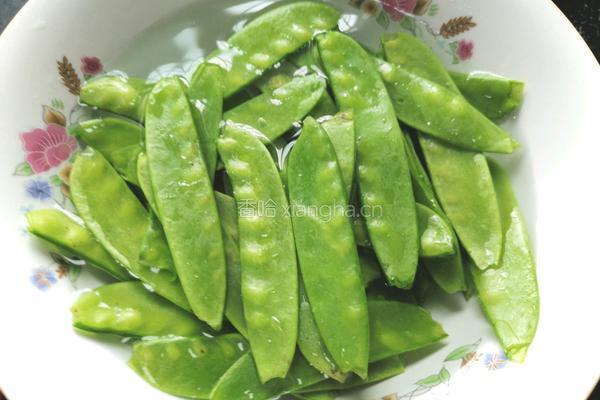 荷兰豆炒虾仁的做法图解2