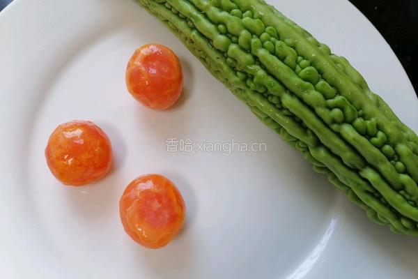 蛋黄焗苦瓜的做法图解1