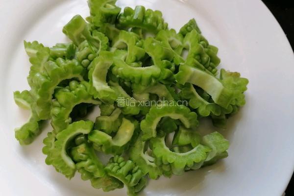 苦瓜炒虾仁的做法图解3