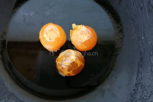 蛋黄焗苦瓜的做法图解4