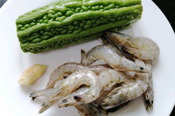 苦瓜炒虾仁的做法图解1
