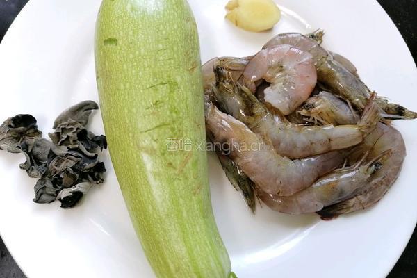 西葫芦炒虾仁的做法图解1