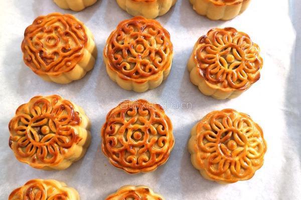 广式莲蓉蛋黄月饼的做法图解12