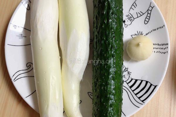 黄油黑椒茭白的做法图解1