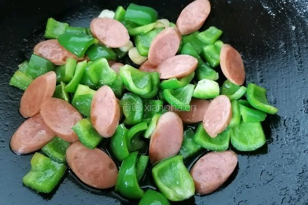 青椒炒香肠的做法图解7