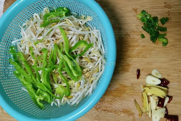 清炒豆芽的做法图解1