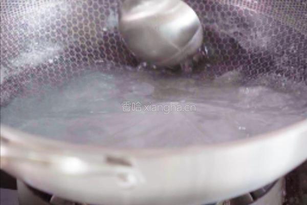 五星级酒店的银耳莲子羹的做法图解2