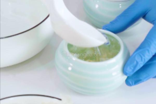 五星级酒店的银耳莲子羹的做法图解4