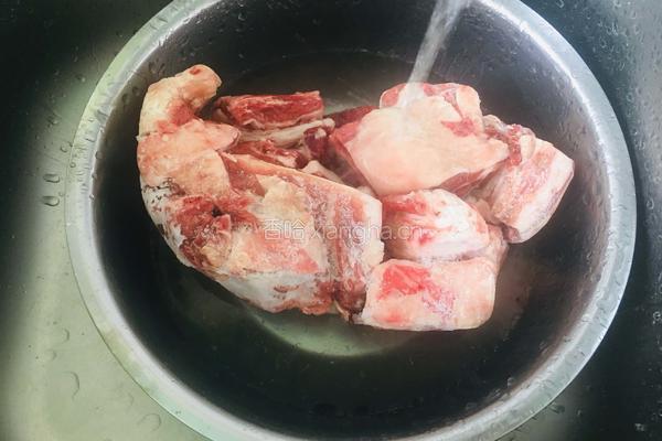 羊肉炖萝卜的做法图解1