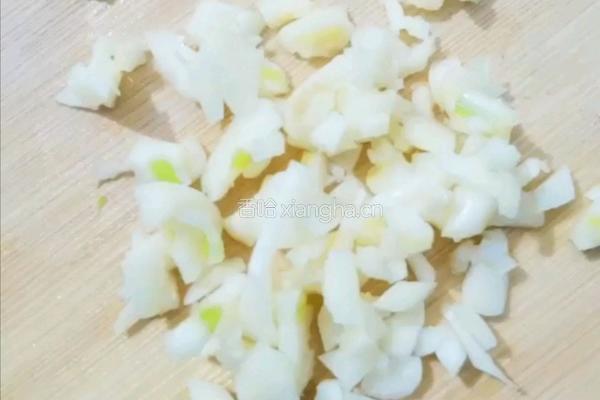 土豆丝炝芹菜的做法图解1
