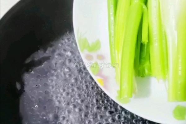 土豆丝炝芹菜的做法图解2