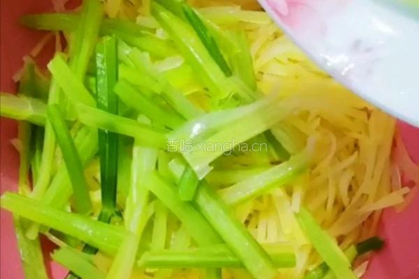 土豆丝炝芹菜的做法图解8