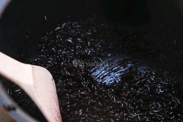 黄桃黑米捞的做法图解1