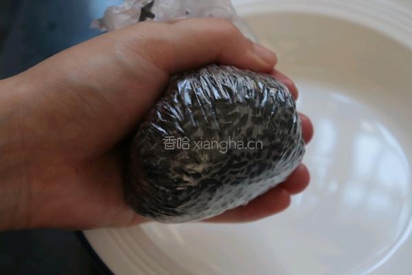 黄桃黑米捞的做法图解2