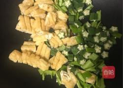 秋葵炒豆腐的做法图解1