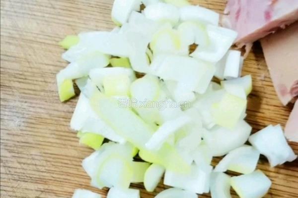 尖椒炒鸡蛋午餐肉的做法图解1
