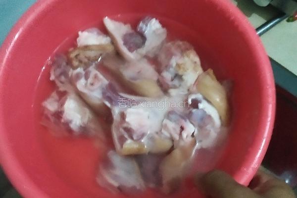 菜鸟炖猪蹄的做法图解1