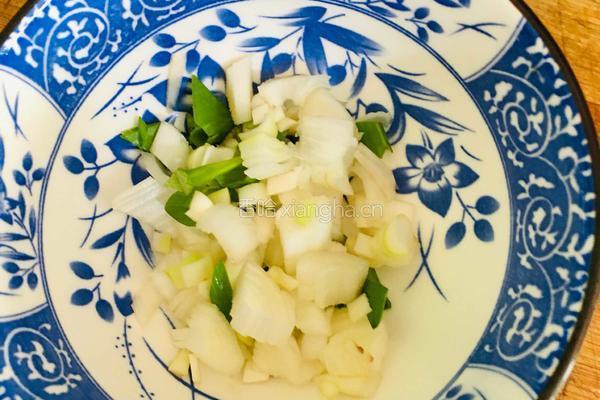 黄花菜牛肉臊子面的做法图解3