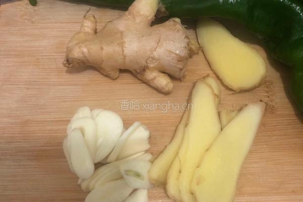 相同料腌制辣椒和黄瓜的做法图解1