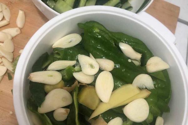 相同料腌制辣椒和黄瓜的做法图解10