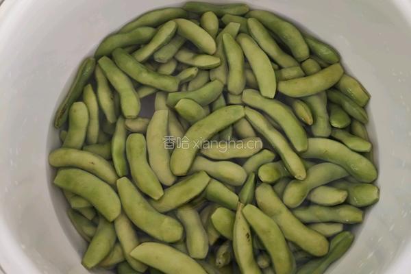 水煮毛豆的做法图解1