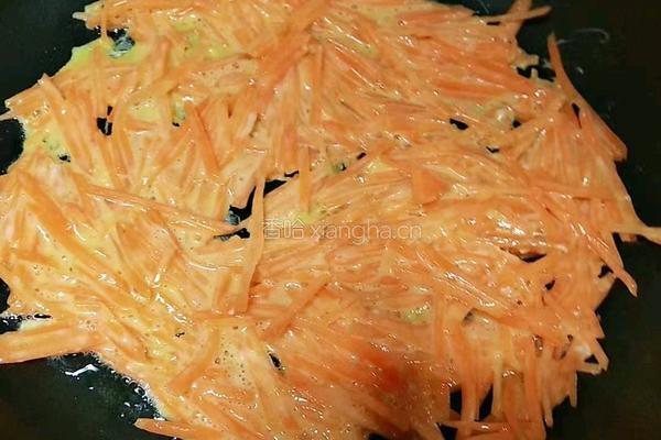 宝宝辅食 红萝卜鸡蛋饼的做法图解6