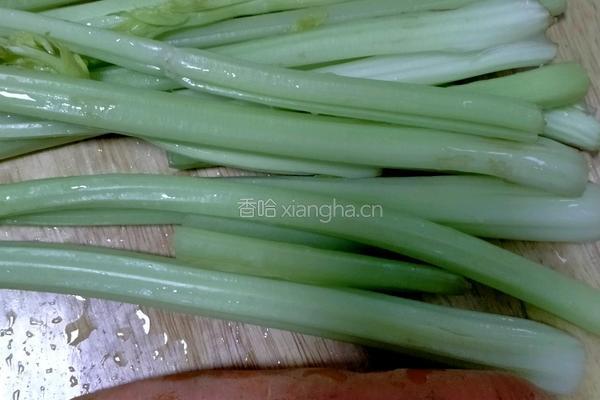 凉拌芹菜花生米胡萝卜的做法图解1
