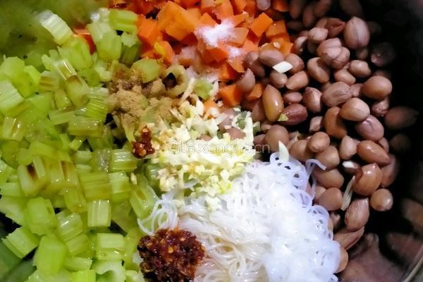 凉拌芹菜花生米胡萝卜的做法图解6