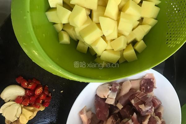 鸭腿烧土豆的做法图解1