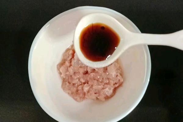 饺子皮版时蔬肉饼的做法图解3