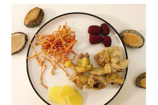 一人食｜鲍鱼虫草花炖鸡汤的做法图解1