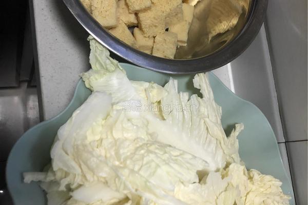 大白菜炖冻豆腐的做法图解1